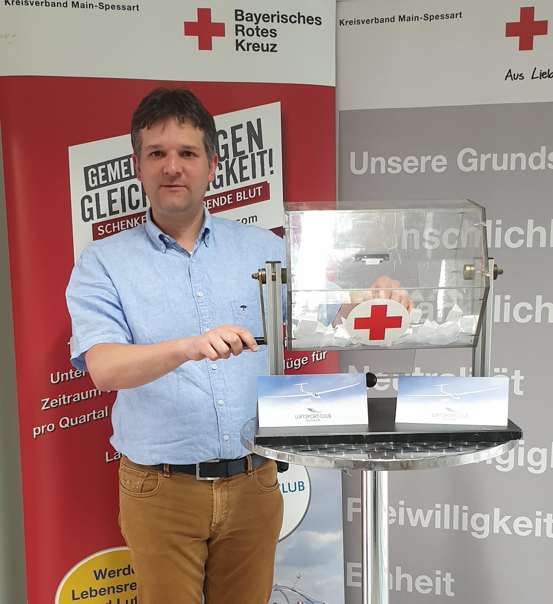 Ziehung der Gewinner der Erstspenderkampagne „Werde Blutspender und Lufterkunder“ durch Florian Schüßler, Abteilungsleiter Soziale Dienste vom Kreisverband Main-Spessart des Bayerischen Roten Kreuzes. Foto: Lisa Heßdörfer (BRK KV Main-Spessart)